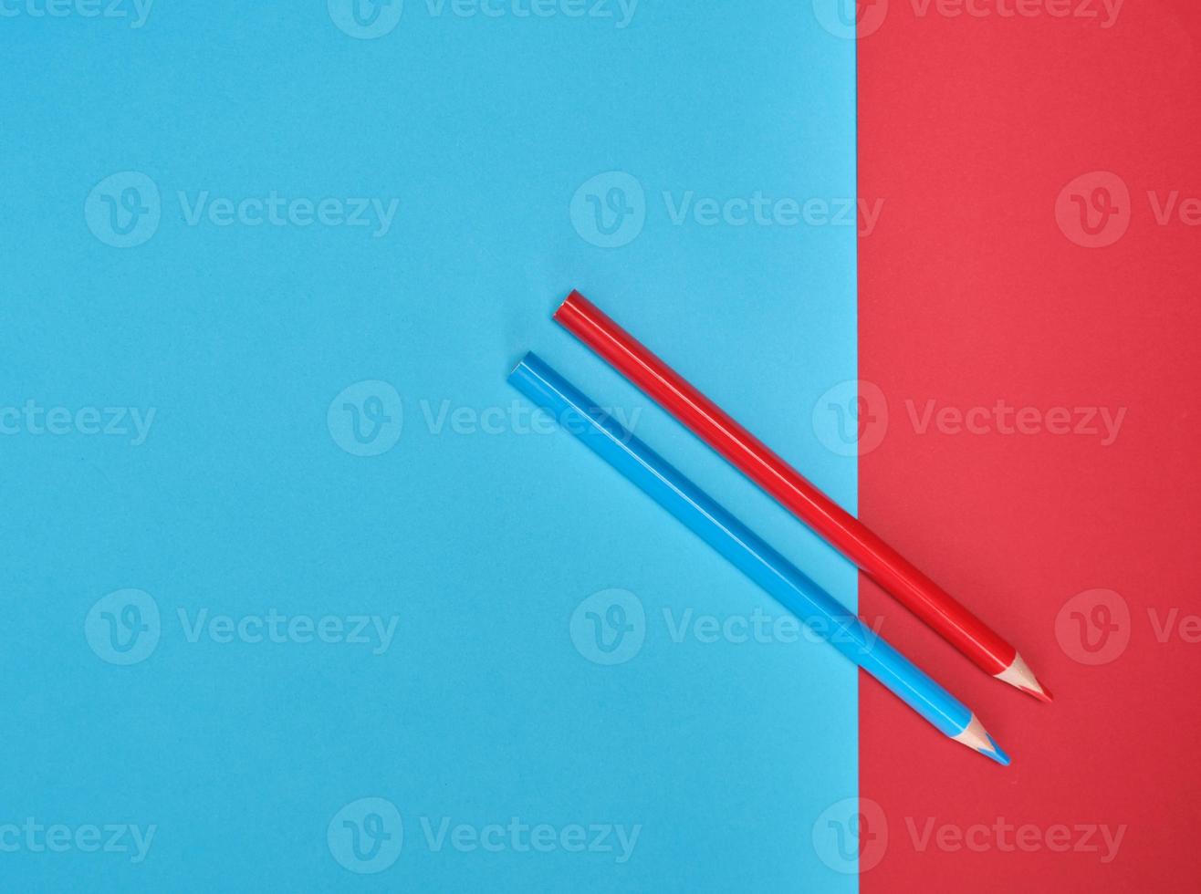 rood en blauw houten potloden Aan kleur abstract achtergrond foto