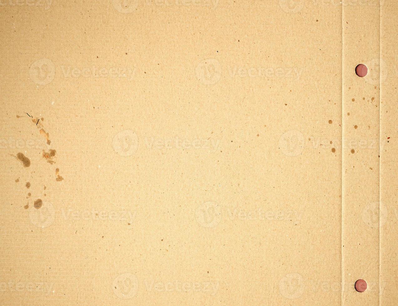 fragment van een bruin papier vel van een doos met vettig vlekken foto