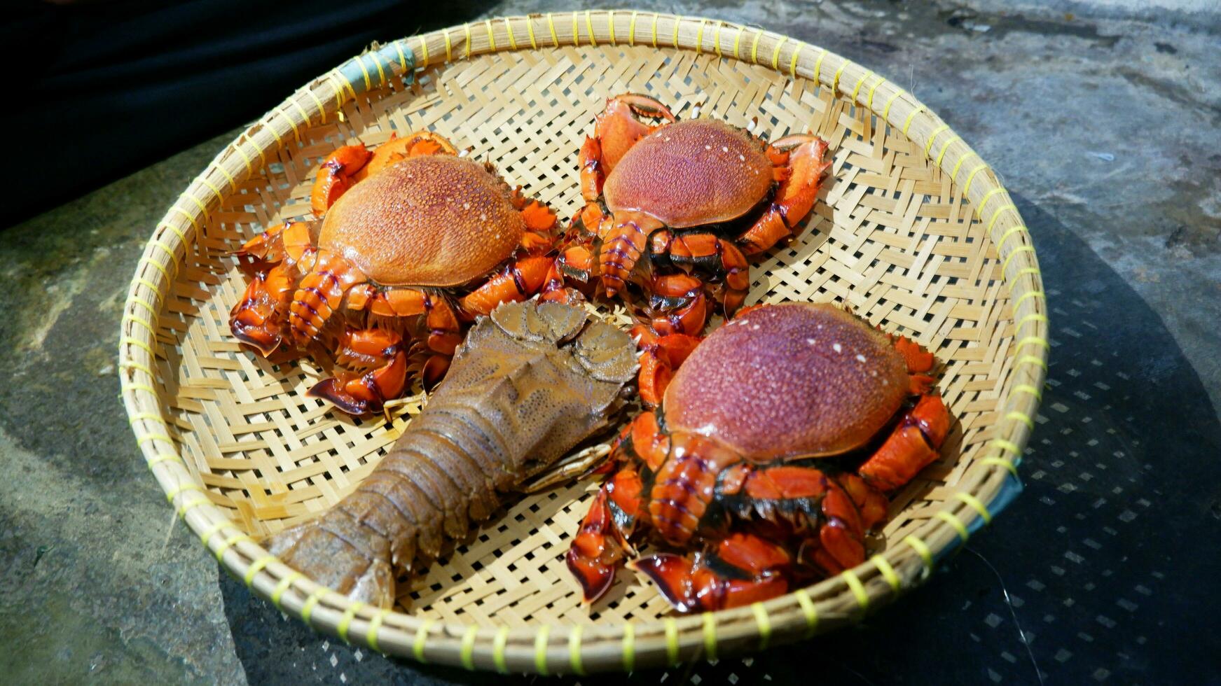 moersleutel krab of zeevruchten is opgeslagen in een geweven houder van bamboe of ayakaan foto