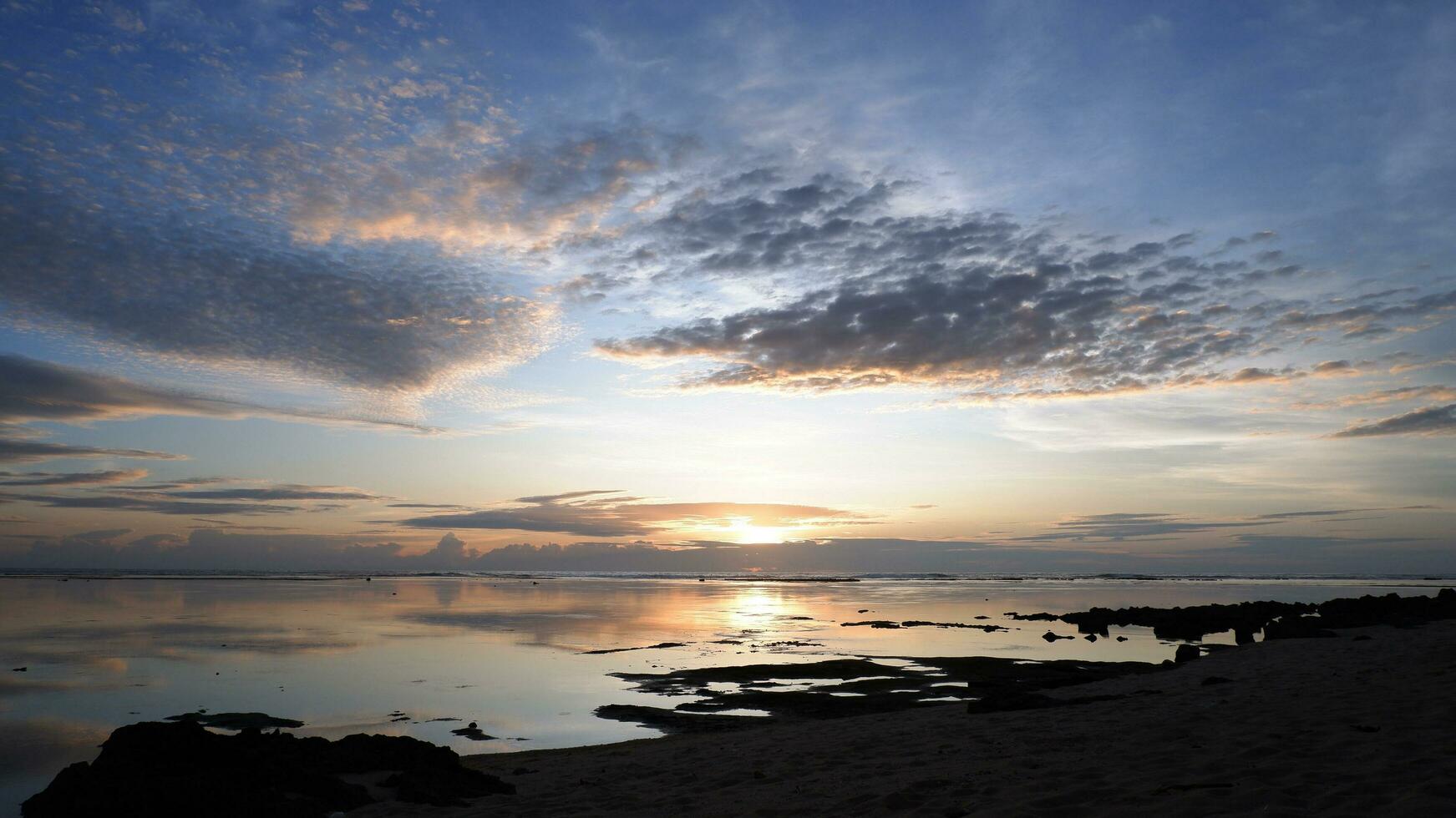 zonsondergang Aan de strand. paradijs strand. tropisch paradijs, wit zand, strand, en Doorzichtig water. landschap met zee zonsondergang Aan strand. foto