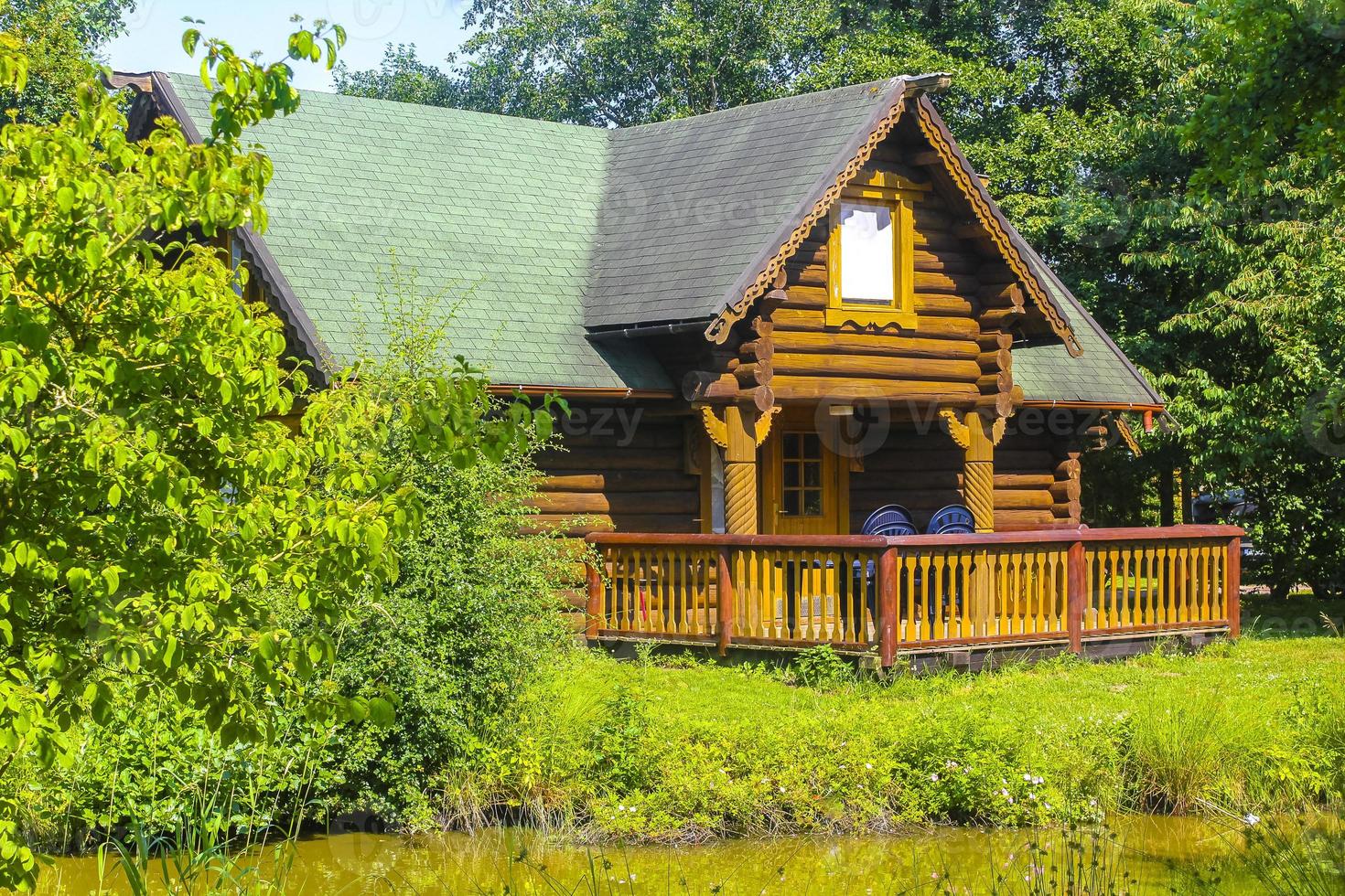 bruin vakantie huisje huis gemaakt van hout in natuur 19464605 Stockfoto
