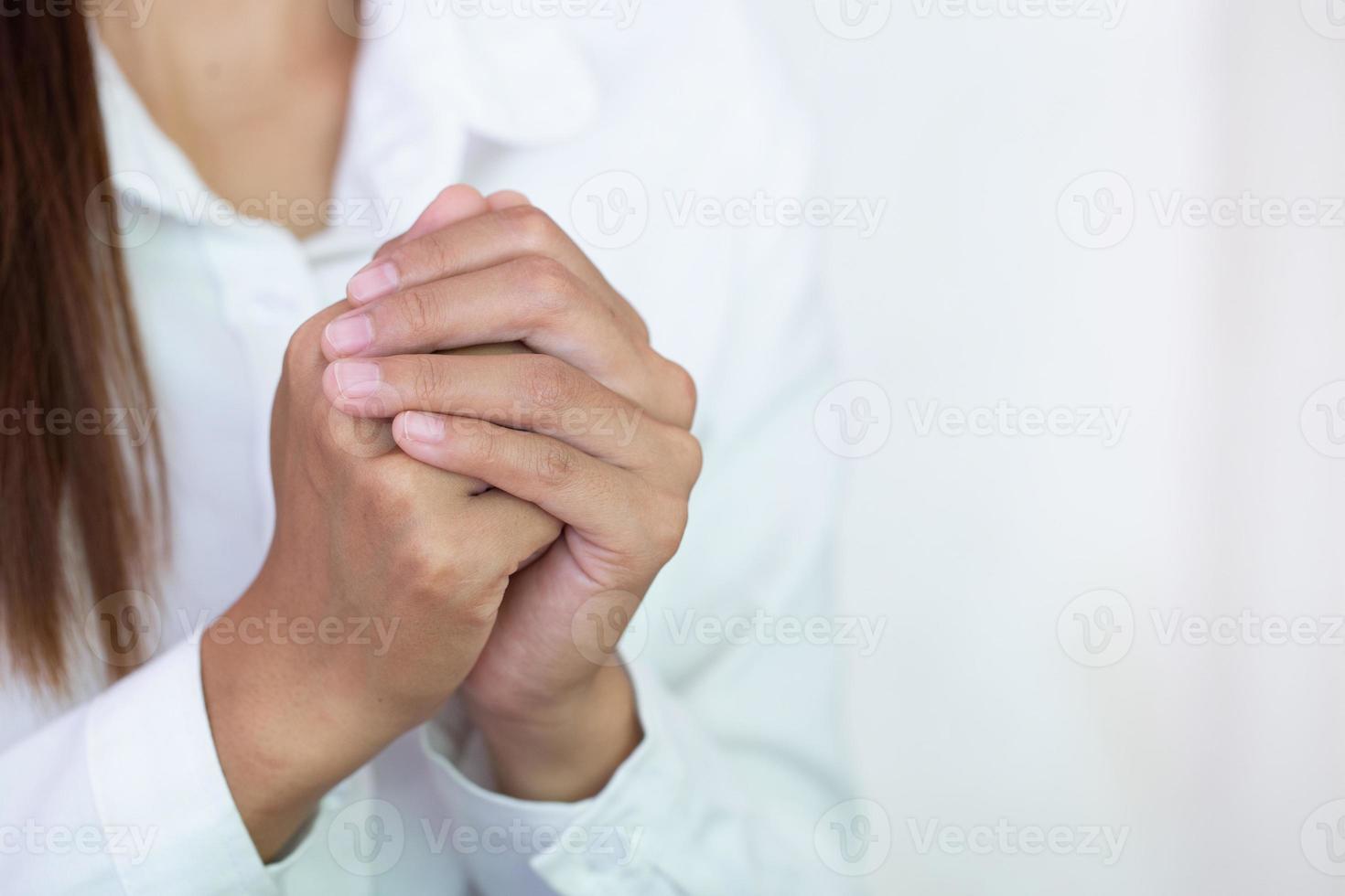 jonge vrouw die met de hand bidt, gebedsconcept voor geloof, spiritualiteit en religie foto