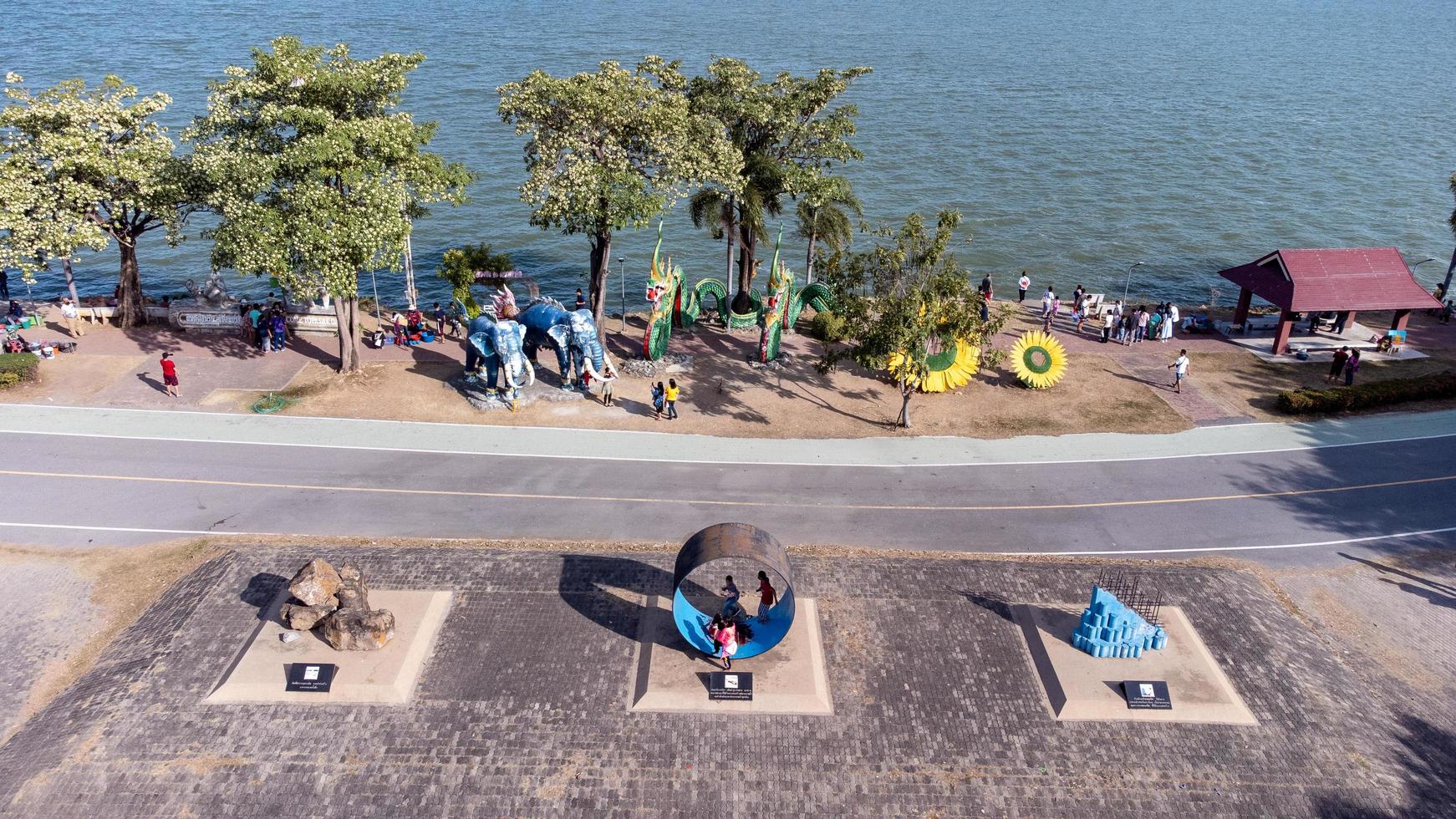 lopburi provincie, Thailand januari 2023 een antenne visie over- de pasak jolasid dam Oppervlakte. vader sak dam met vol van water gedurende de winter seizoen in Thailand. foto