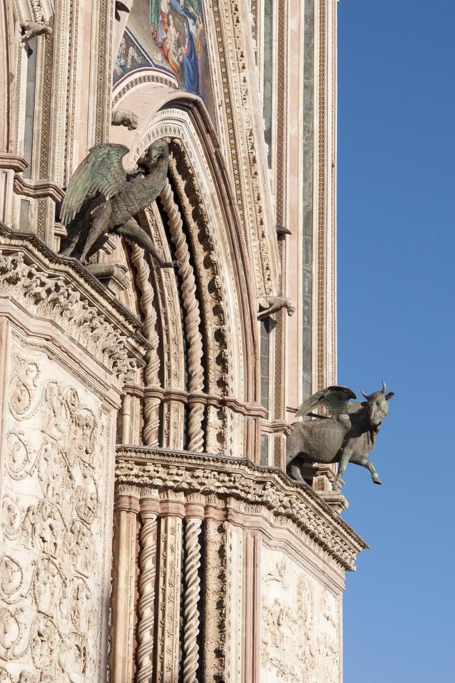 dichtbij omhoog van facade van orvieto kathedraal. foto