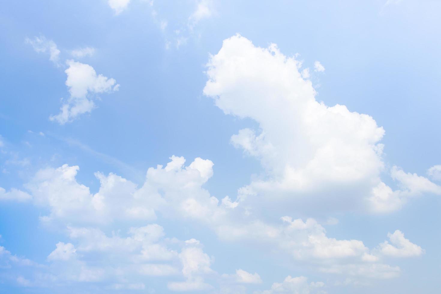 wolken aan de hemel in het voorjaar foto