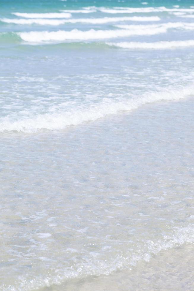 oceaangolven die op het strand breken foto