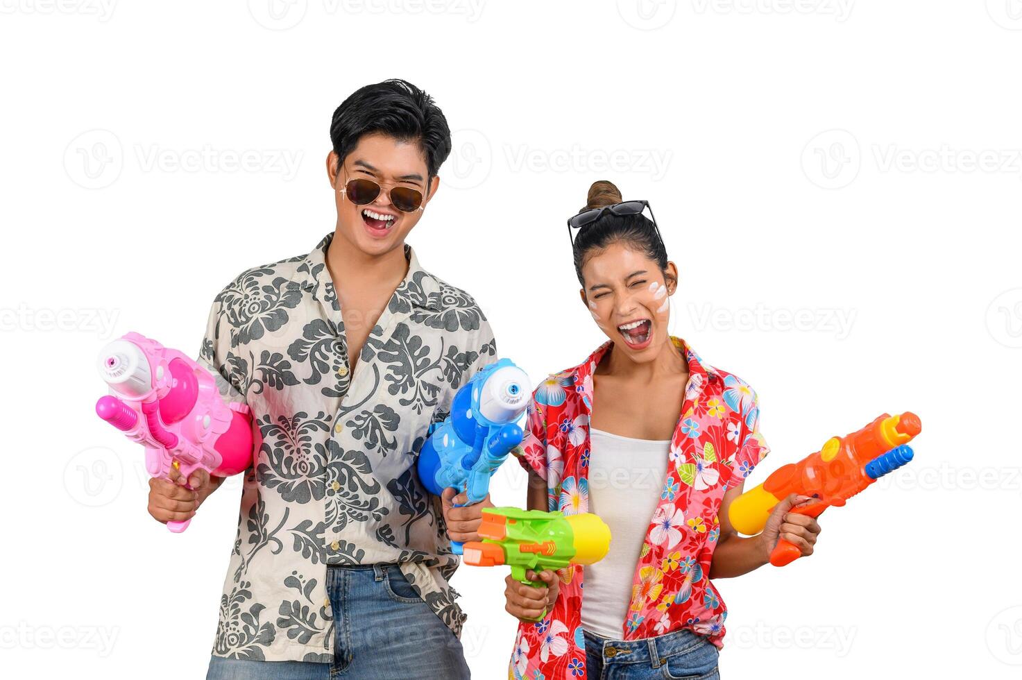 portret jong paar genieten met water geweer Aan songkran festival foto