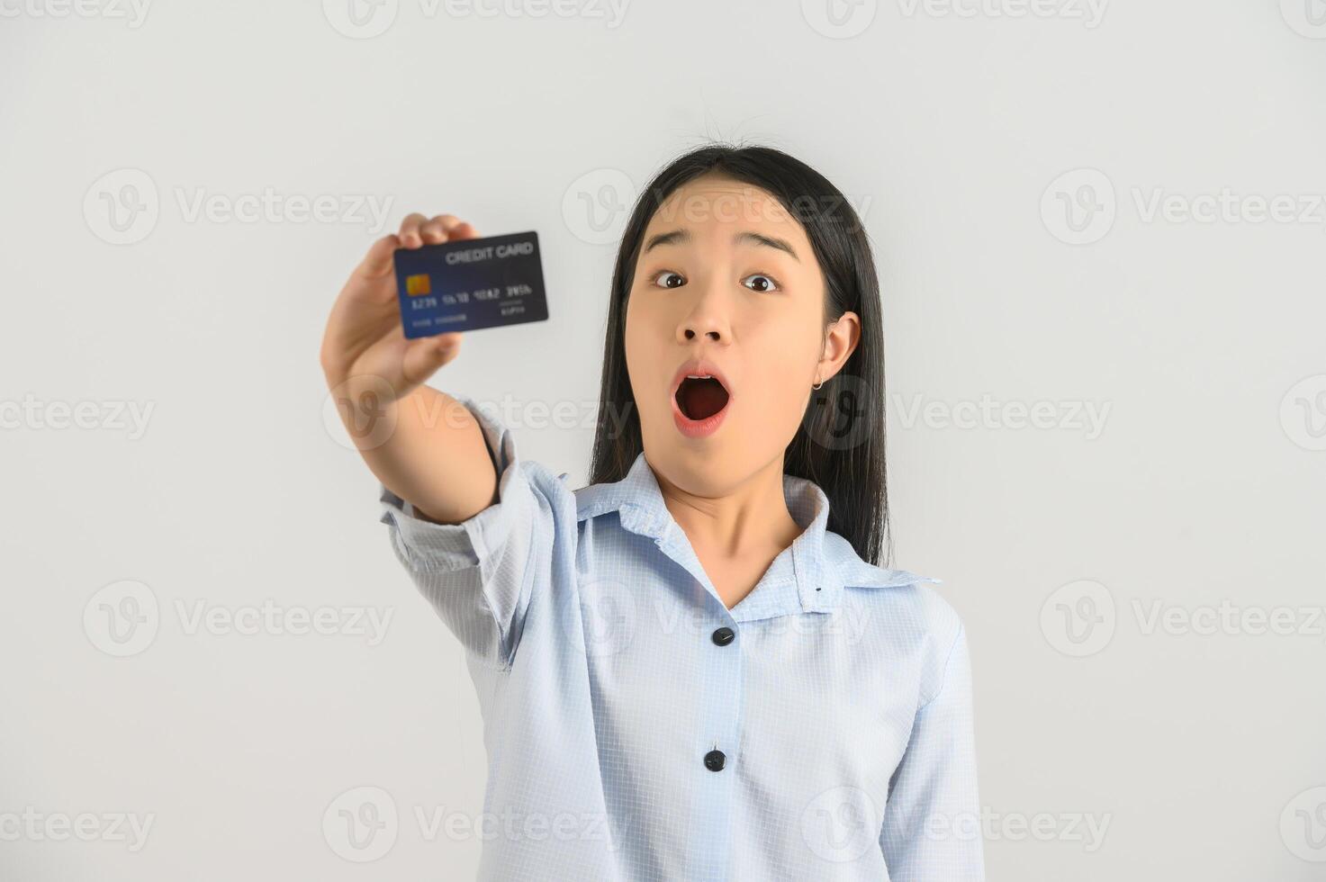 portret van positief jong Aziatisch vrouw tonen credit kaart mooi zo humeur salaris geïsoleerd Aan wit achtergrond foto