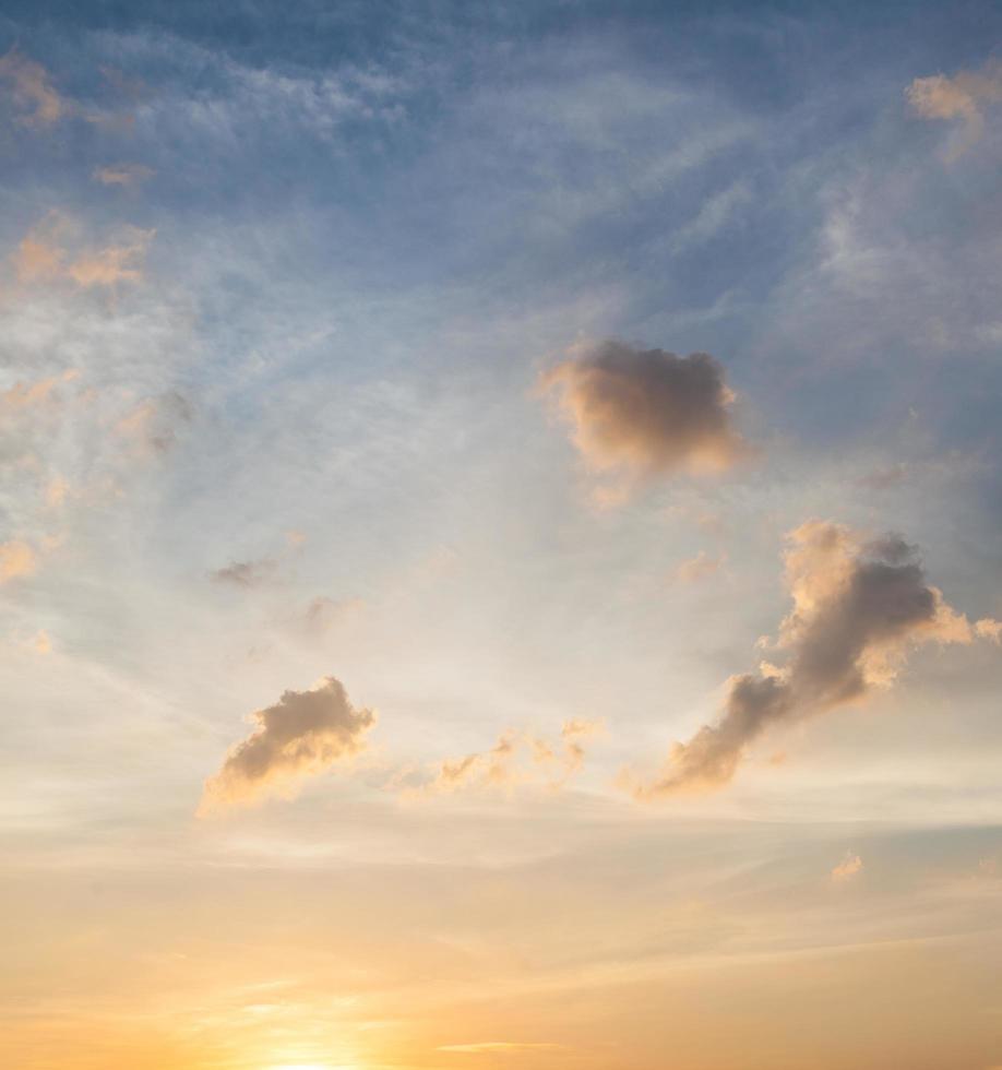 wolken en lucht bij zonsondergang foto