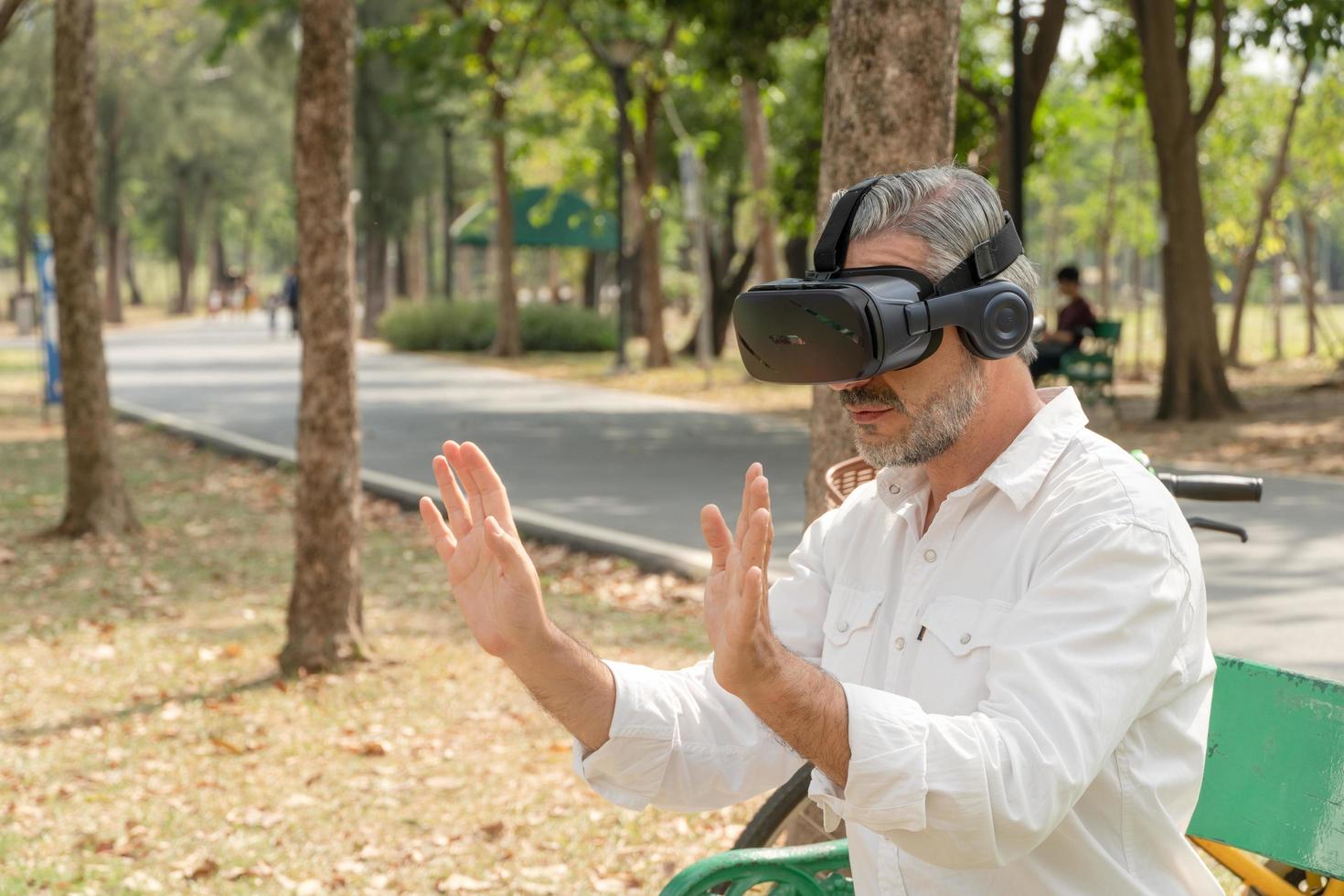 senior Mens opgewonden aan het kijken vr bril ervaring foto