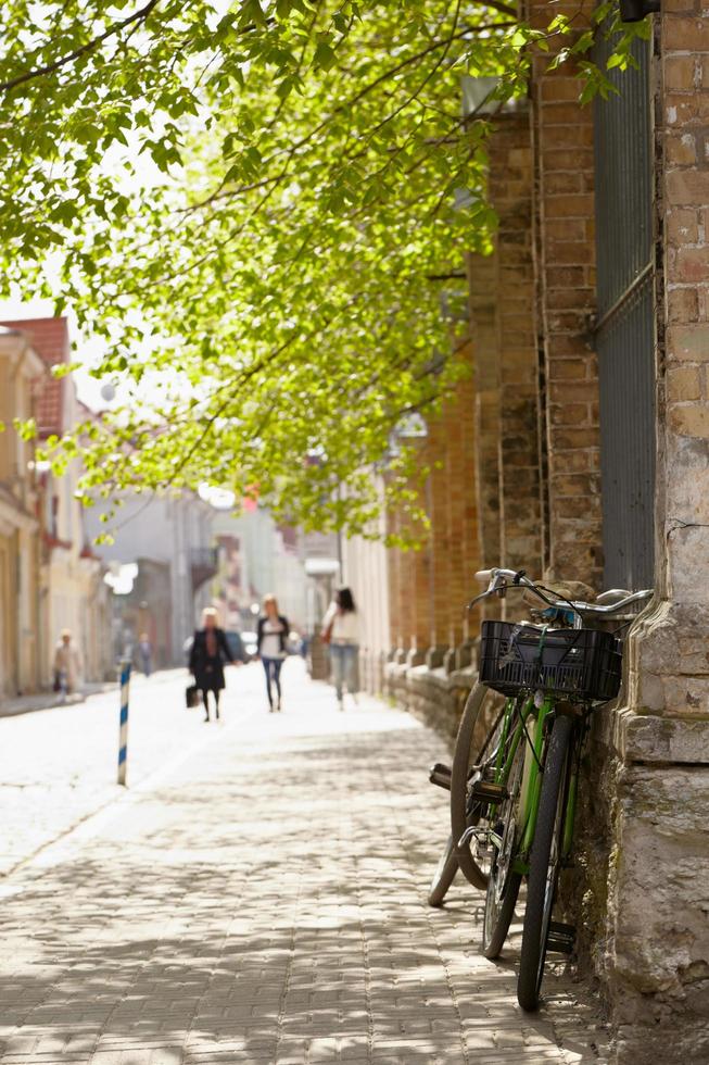 Tallinn, Estland, 2020 - straat in Tallinn in de lente foto