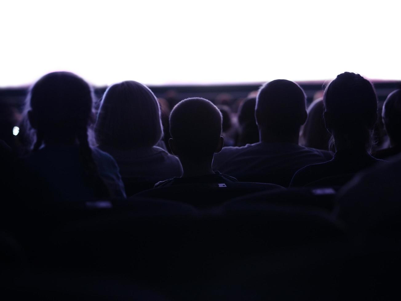 silhouet van mensen die naar een film kijken foto