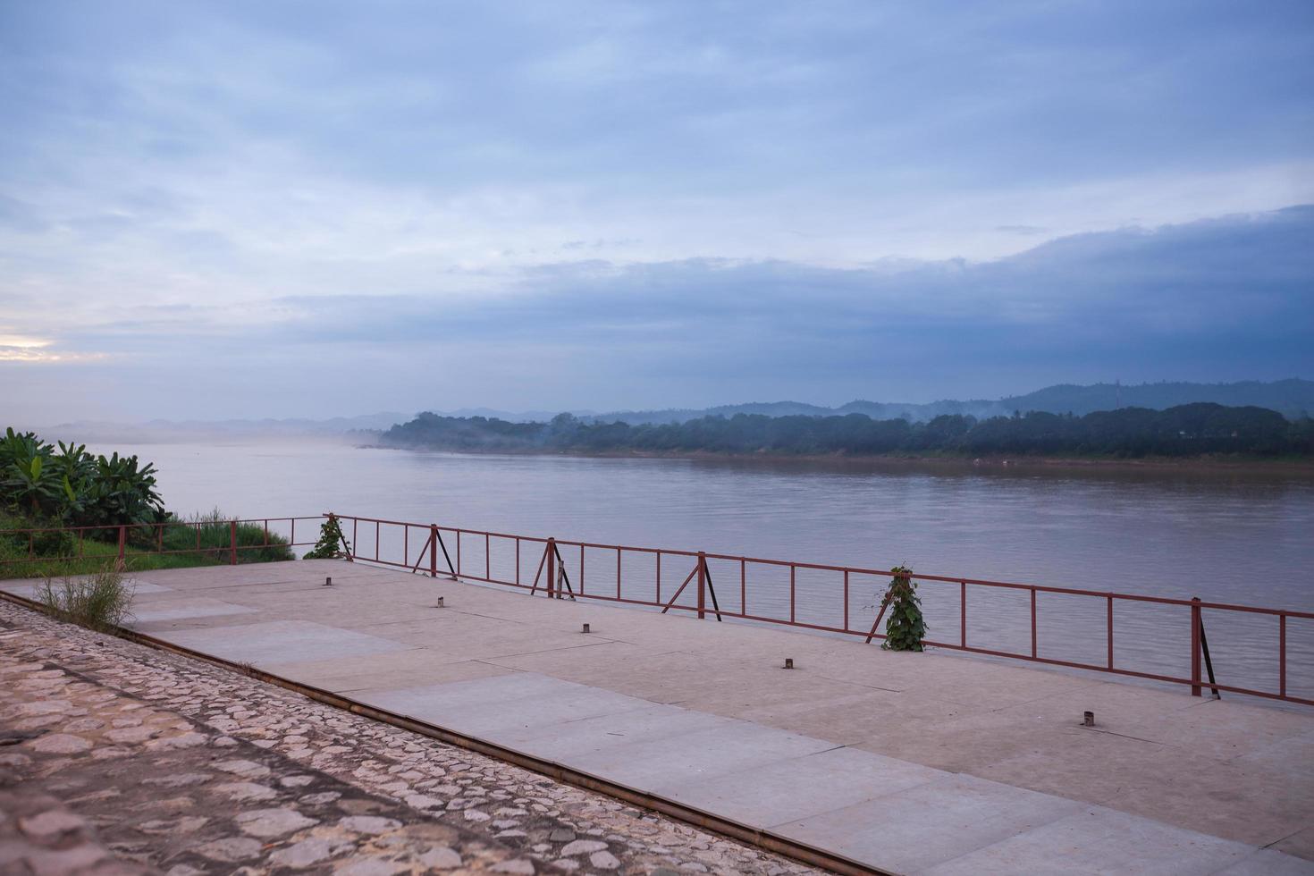 mekong rivier bij zonsondergang foto