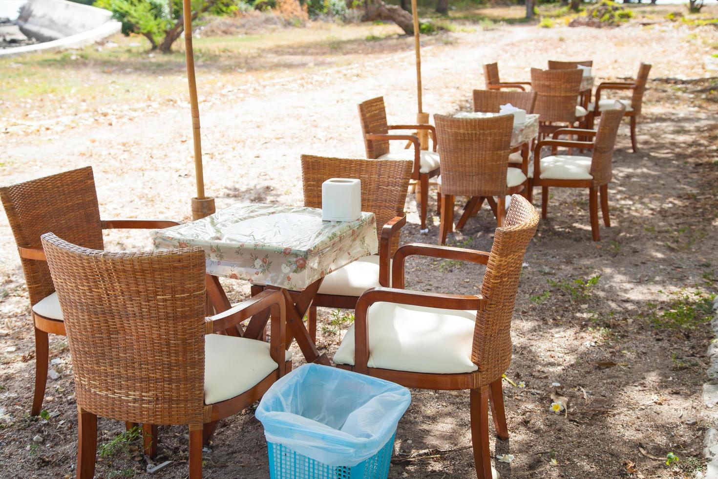 eettafel en stoelen foto