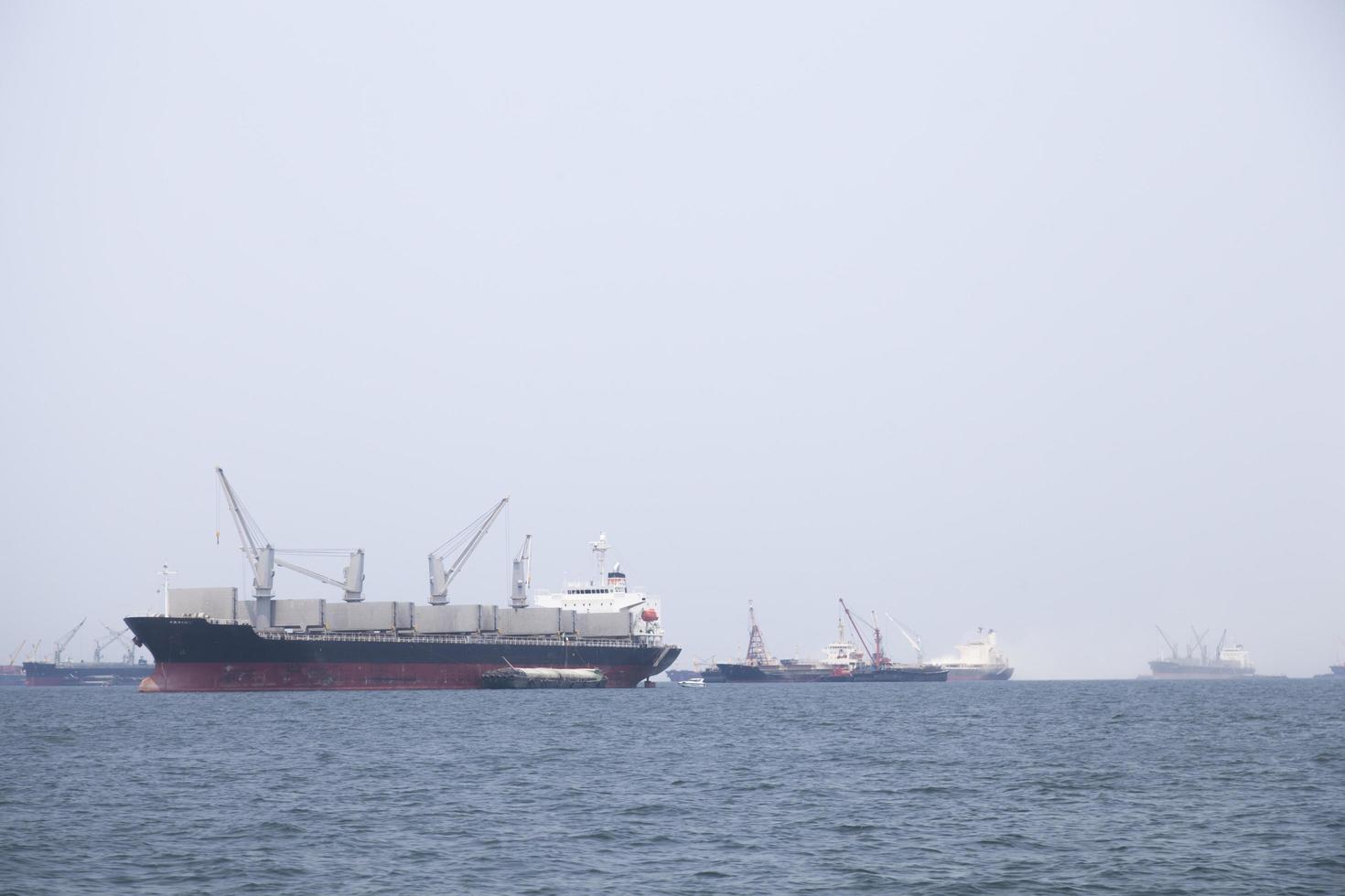 groot vrachtschip op zee foto