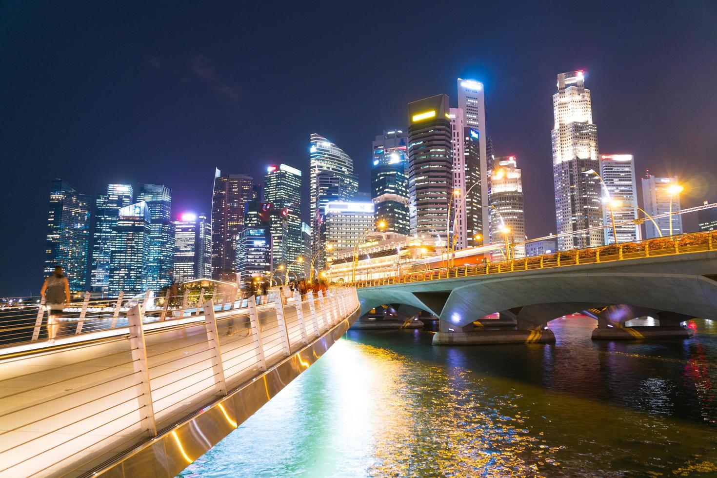 gebouwen van de stad Singapore bij nacht foto