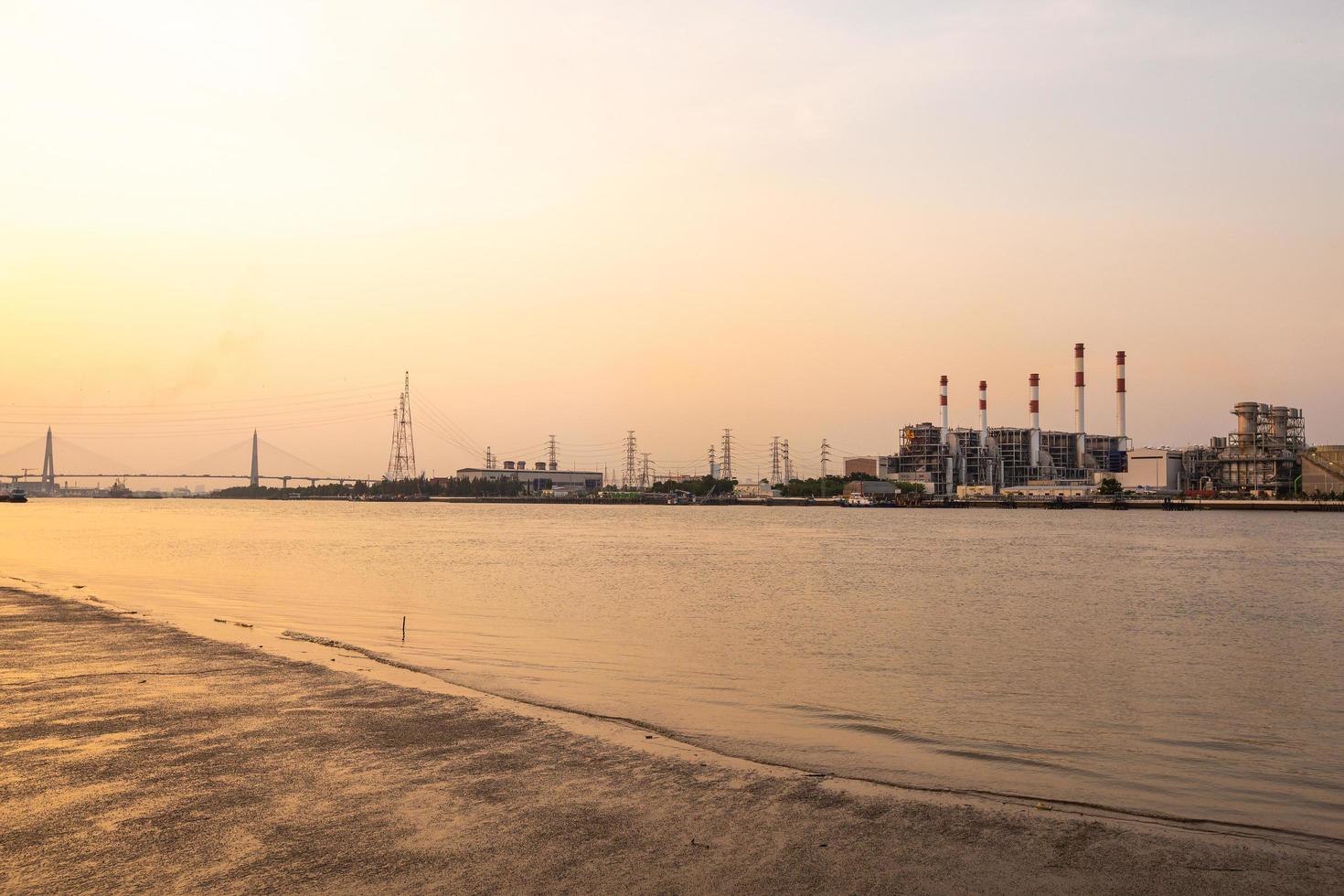 elektriciteitscentrale in bangkok bij zonsondergang foto