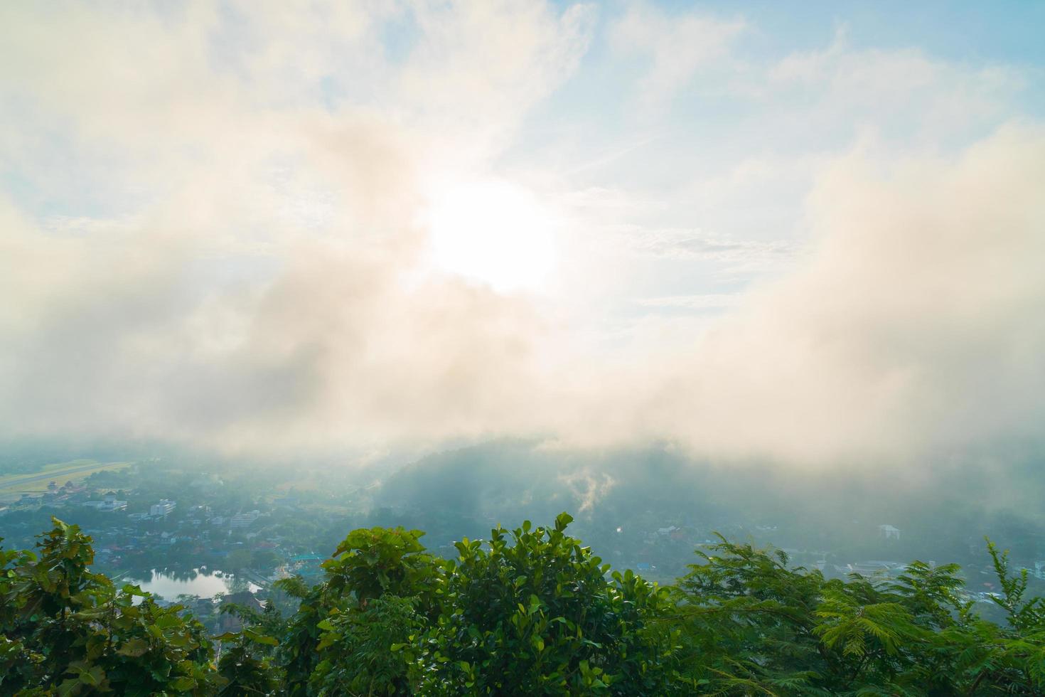 ochtend uitzicht over de bergen foto