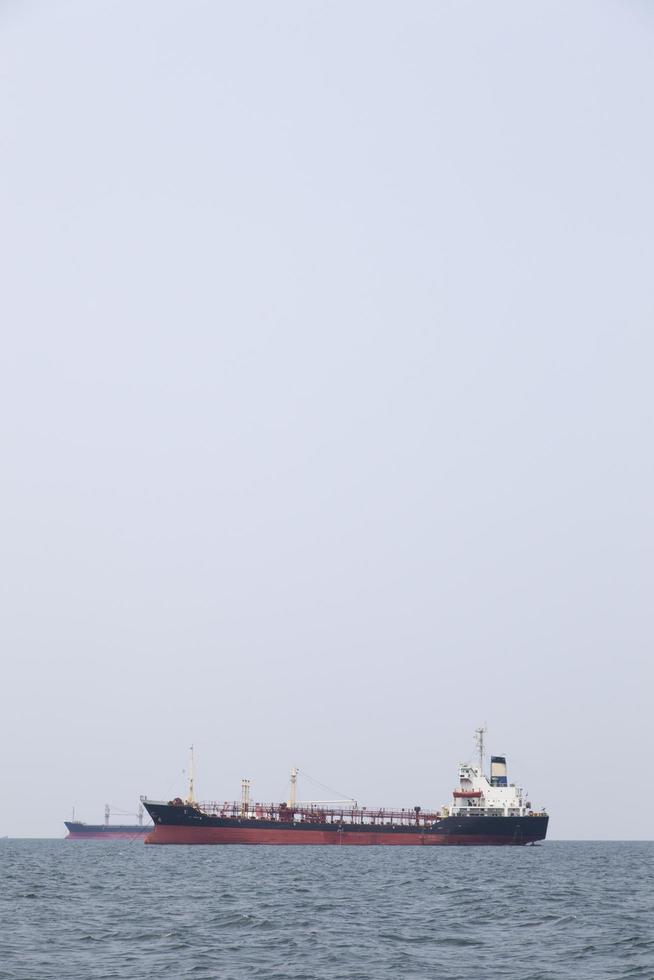 groot vrachtschip op zee foto