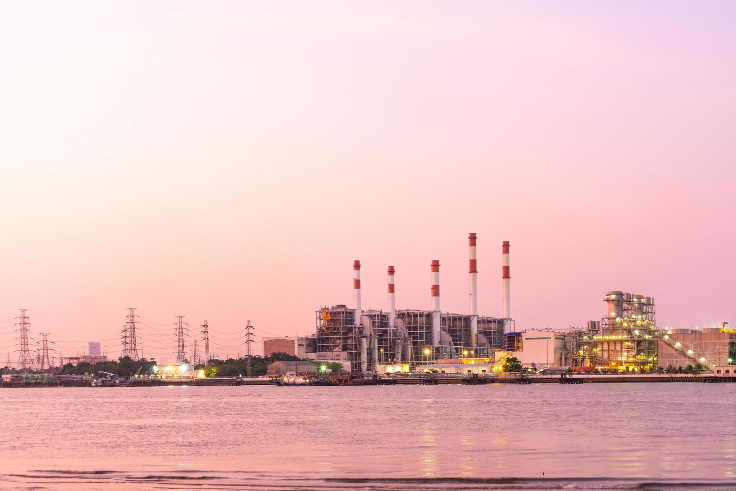 elektriciteitscentrale in bangkok bij zonsondergang foto