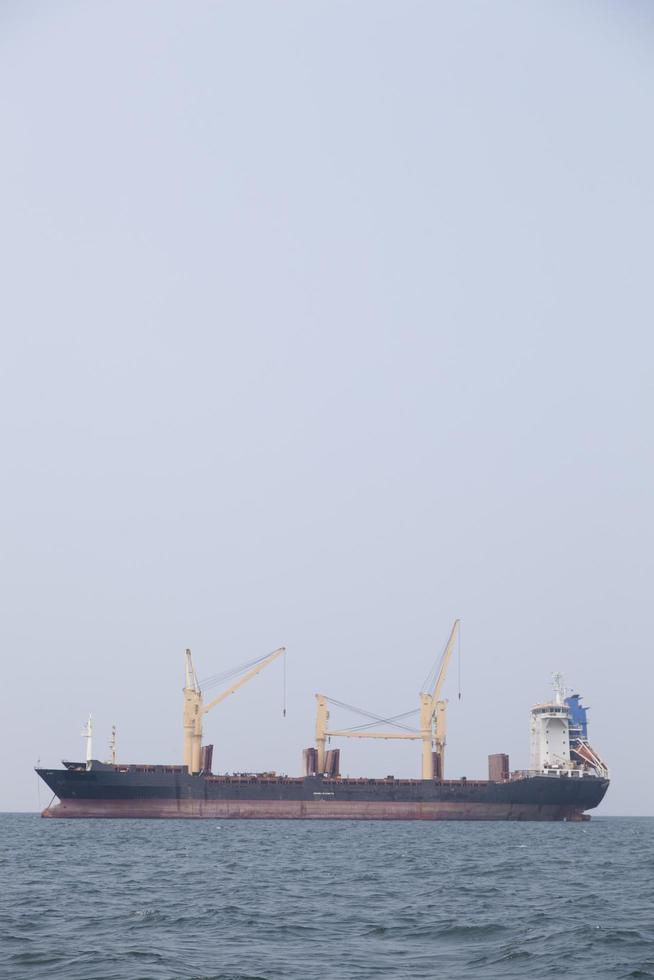 groot vrachtschip op zee foto