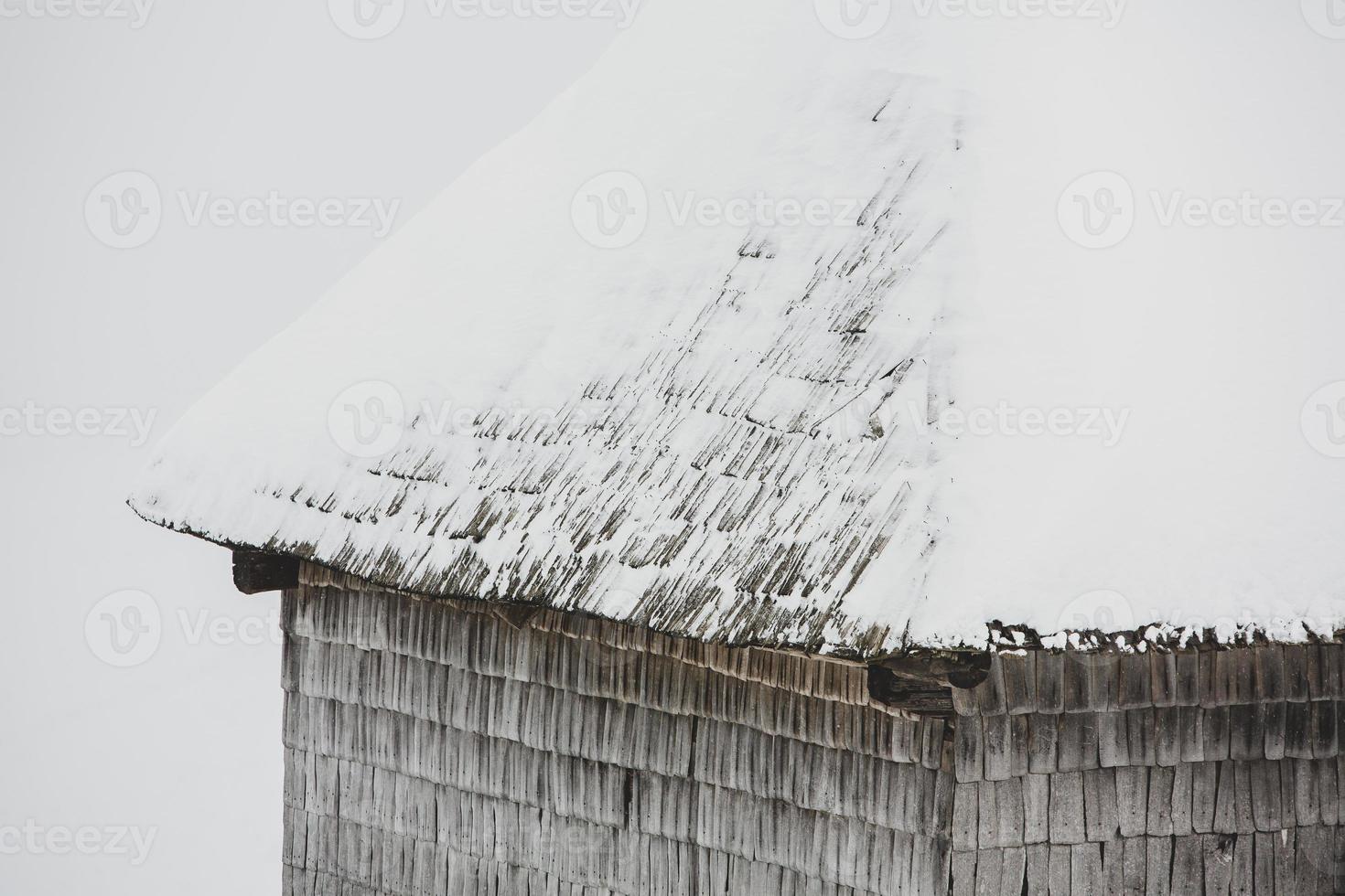 een overvloedig sneeuwval in de Roemeense Karpaten in de dorp van sirnea, brasov. echt winter met sneeuw in de land foto