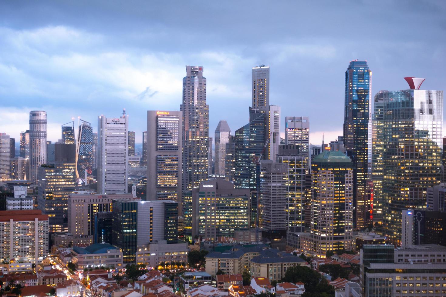 gebouwen van de stad Singapore bij nacht foto