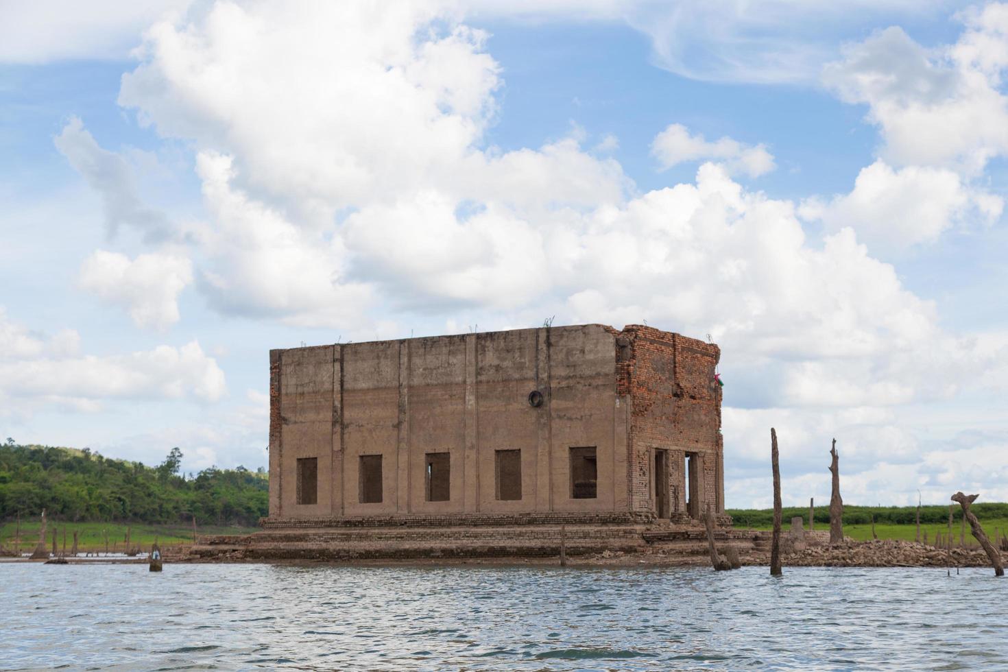 ruïnes van een oude tempel in Thailand foto