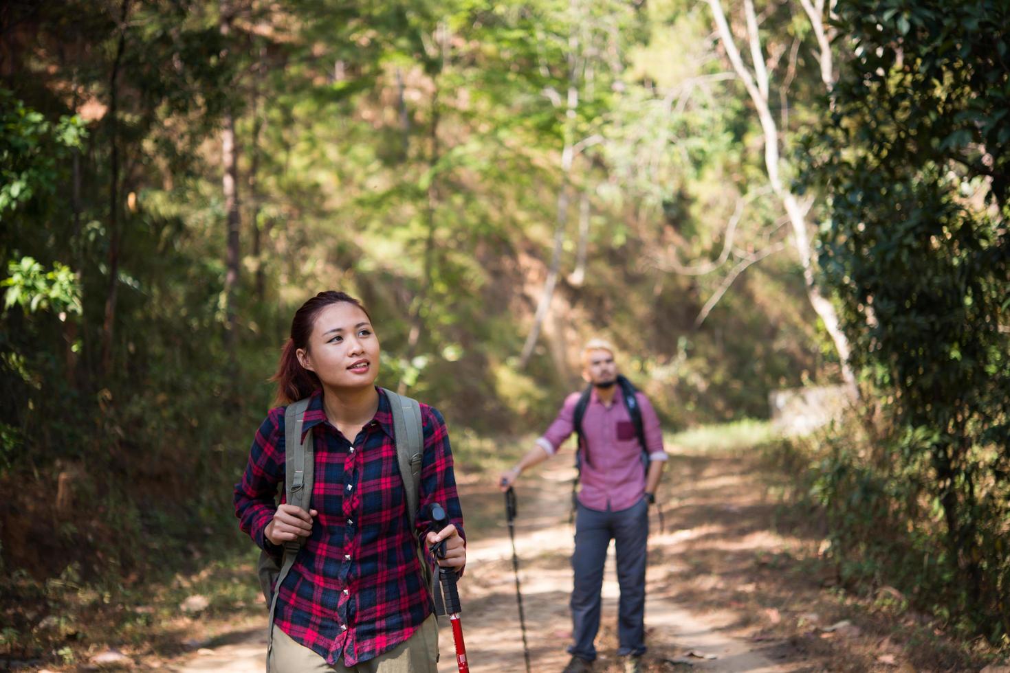 backpackers paar wandelen samen foto