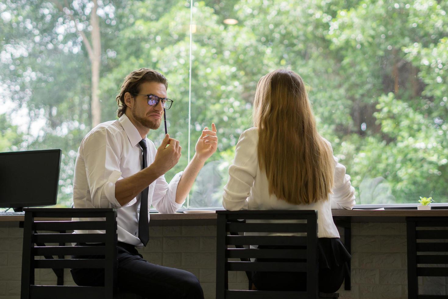 gelukkige collega's ontmoeten elkaar in café foto