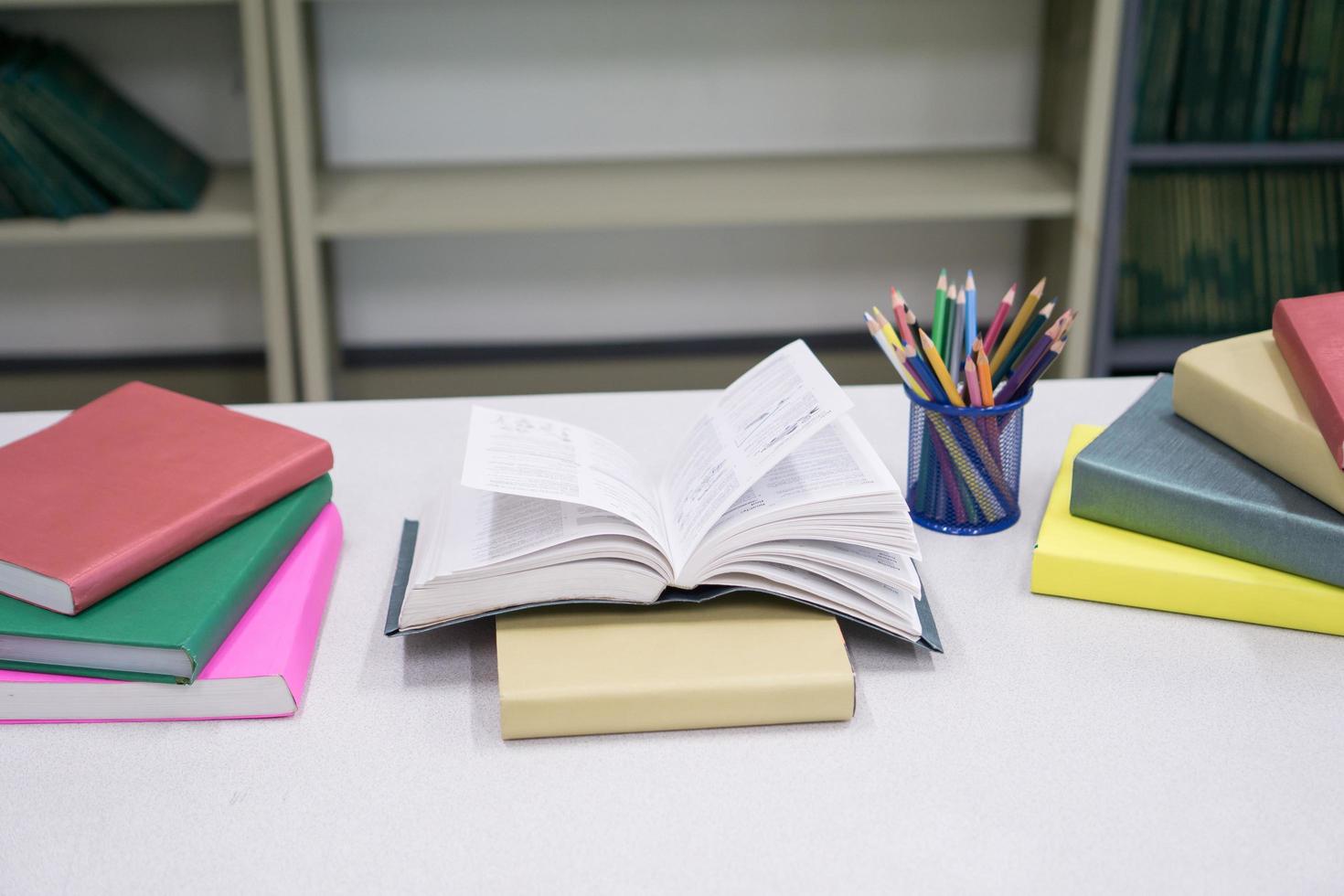 stapel boeken en briefpapier in de bibliotheek foto