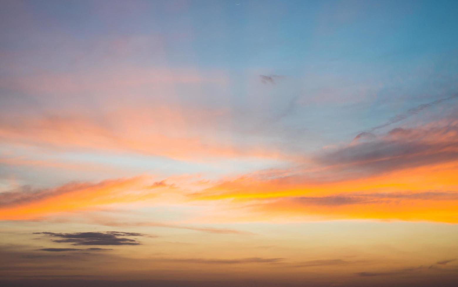 prachtig natuurlandschap met zonsondergang over zee foto