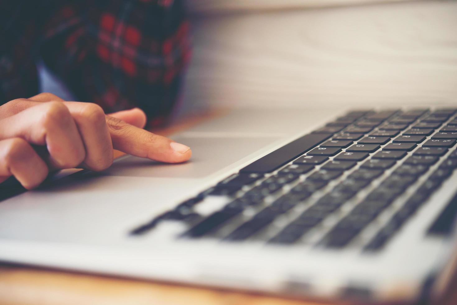 close-up van jonge hipster vrouw met behulp van een laptop tijdens een koffiepauze foto