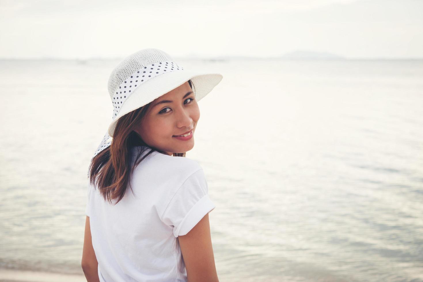 jonge mooie vrouw op het strand foto