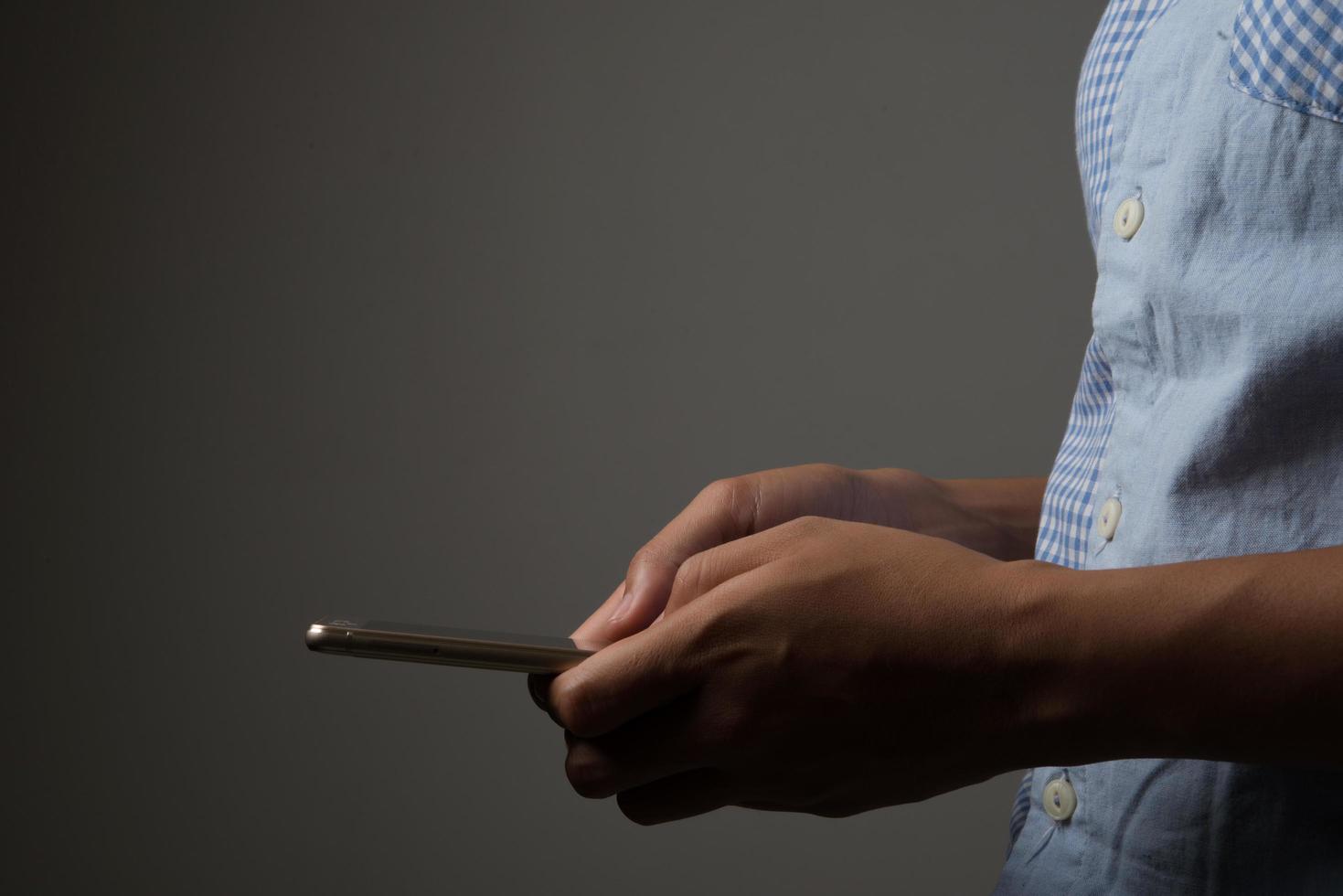 portret van een vrouw met smartphone tegen achtergrond foto