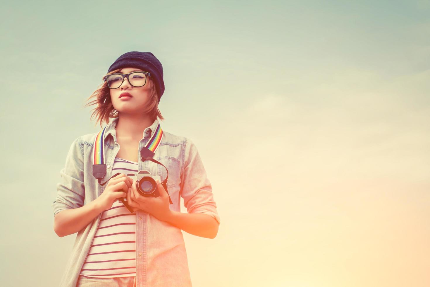 jonge vrouw fotograaf met behulp van een camera foto