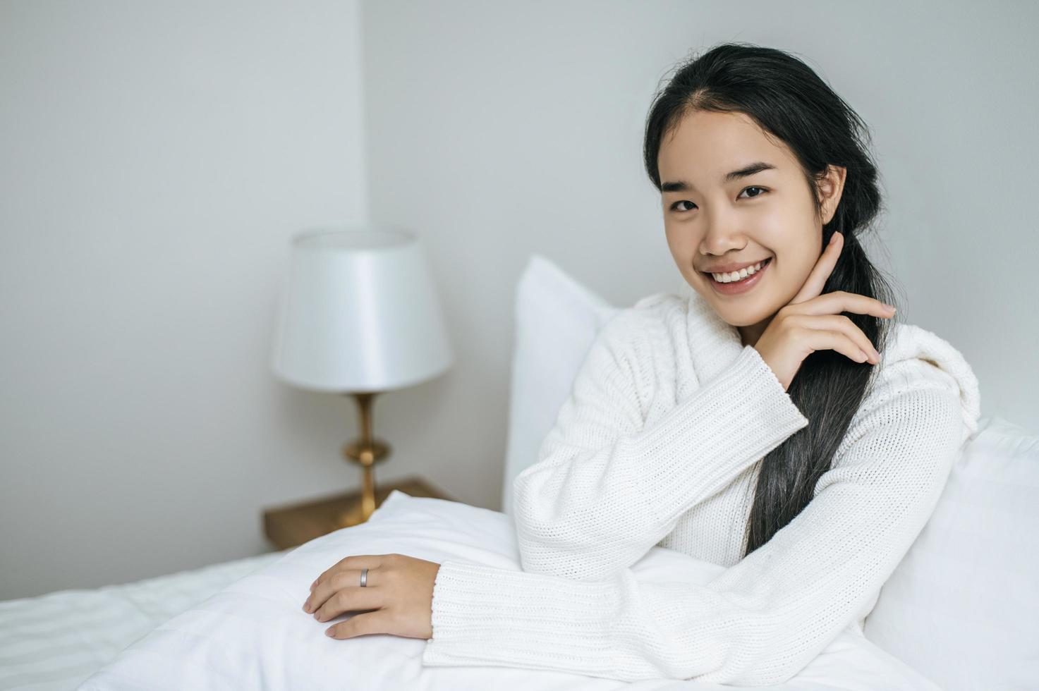 jonge vrouw met handen tot wang glimlachen foto