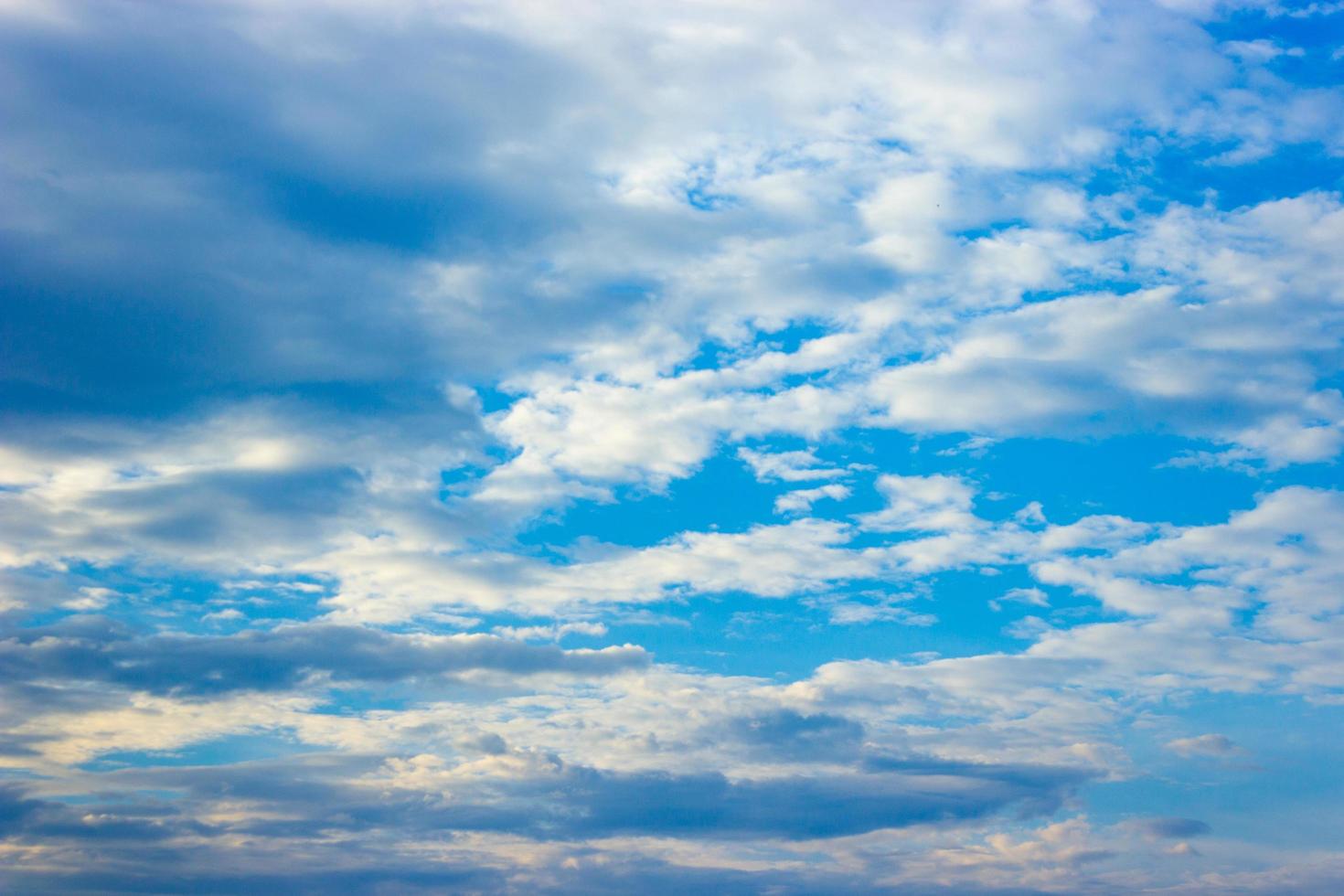 bewolkte blauwe hemel foto