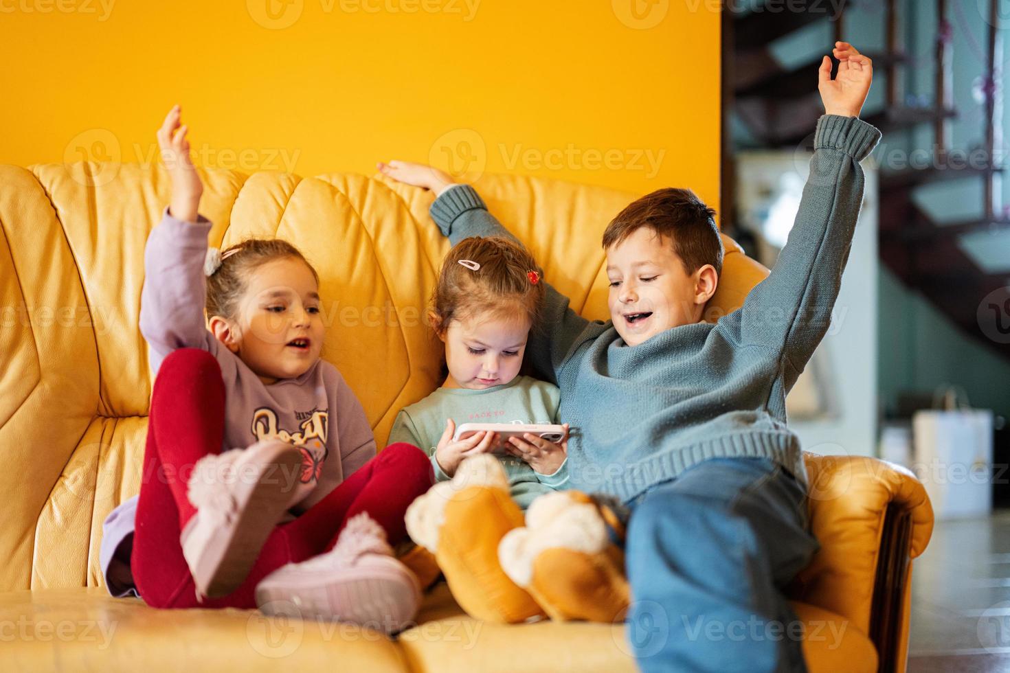 zitten Aan een leer sofa in de leven kamer foto