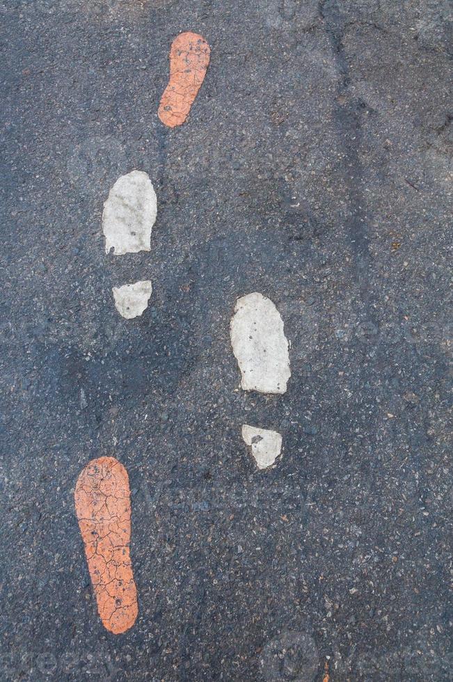 symbool van voet wandelen rijbaan Aan weg bijhouden in de park foto