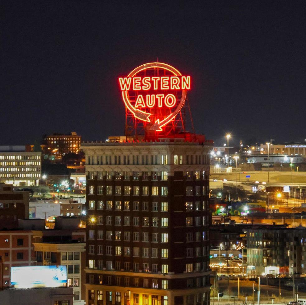 Kansas stad, missouri, Verenigde staten. 2023. iconisch western auto neon teken in downtown Kansas stad foto