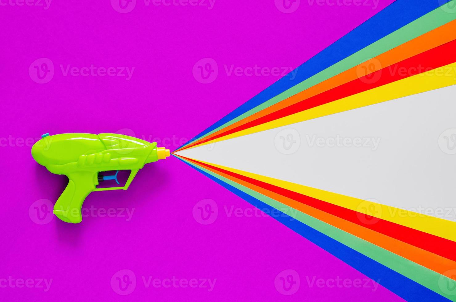 water geweer verstuiven uit met kleurrijk snijdend papier voor songkran festival viering Aan paars kleur achtergrond. minimaal vakantie concept. foto