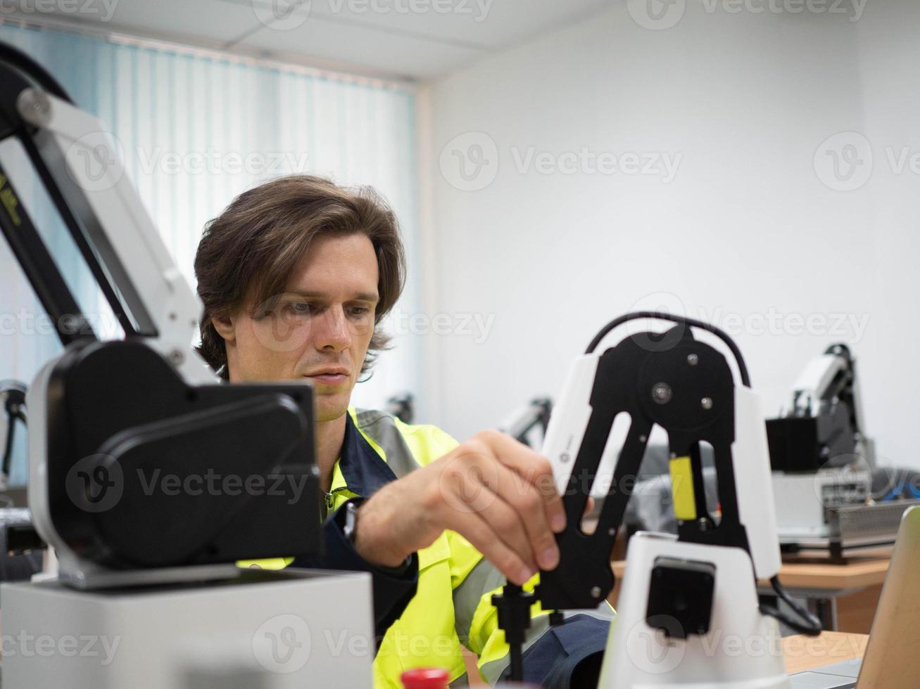 mannetje persoon uniform fabriek binnen- kamer werk baan bezetting carrière technologie onderhoud industrie elektronisch robot fabricage uitrusting technicus programmering wetenschap innovatie onderwijs toekomst foto