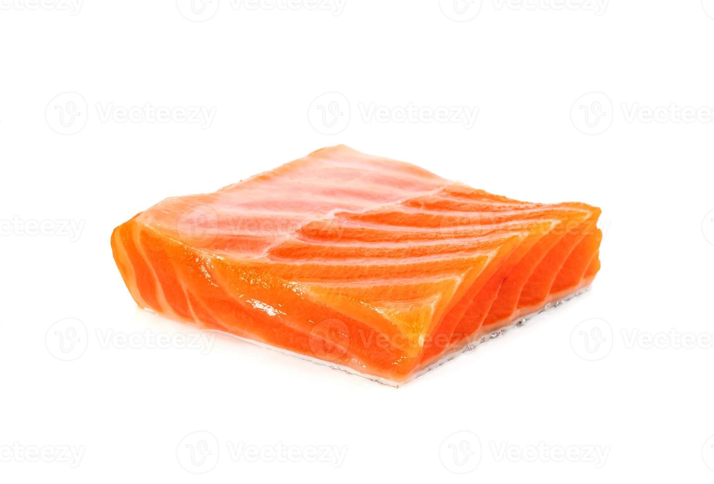 stuk van vers Zalm filet gesneden geïsoleerd Aan wit achtergrond foto