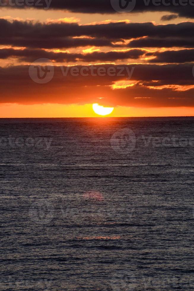 oceaan over- de zonsondergang foto