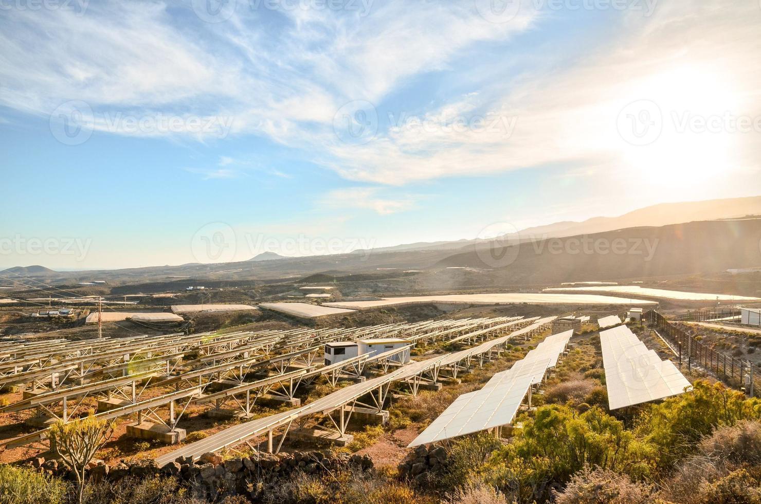 landschap met zonnepanelen foto