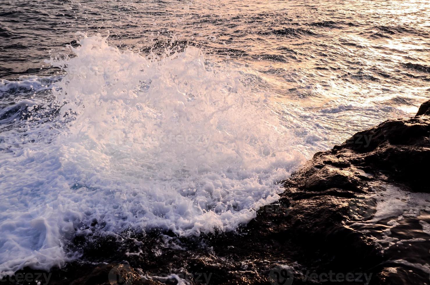 rotsen bij de oceaan foto