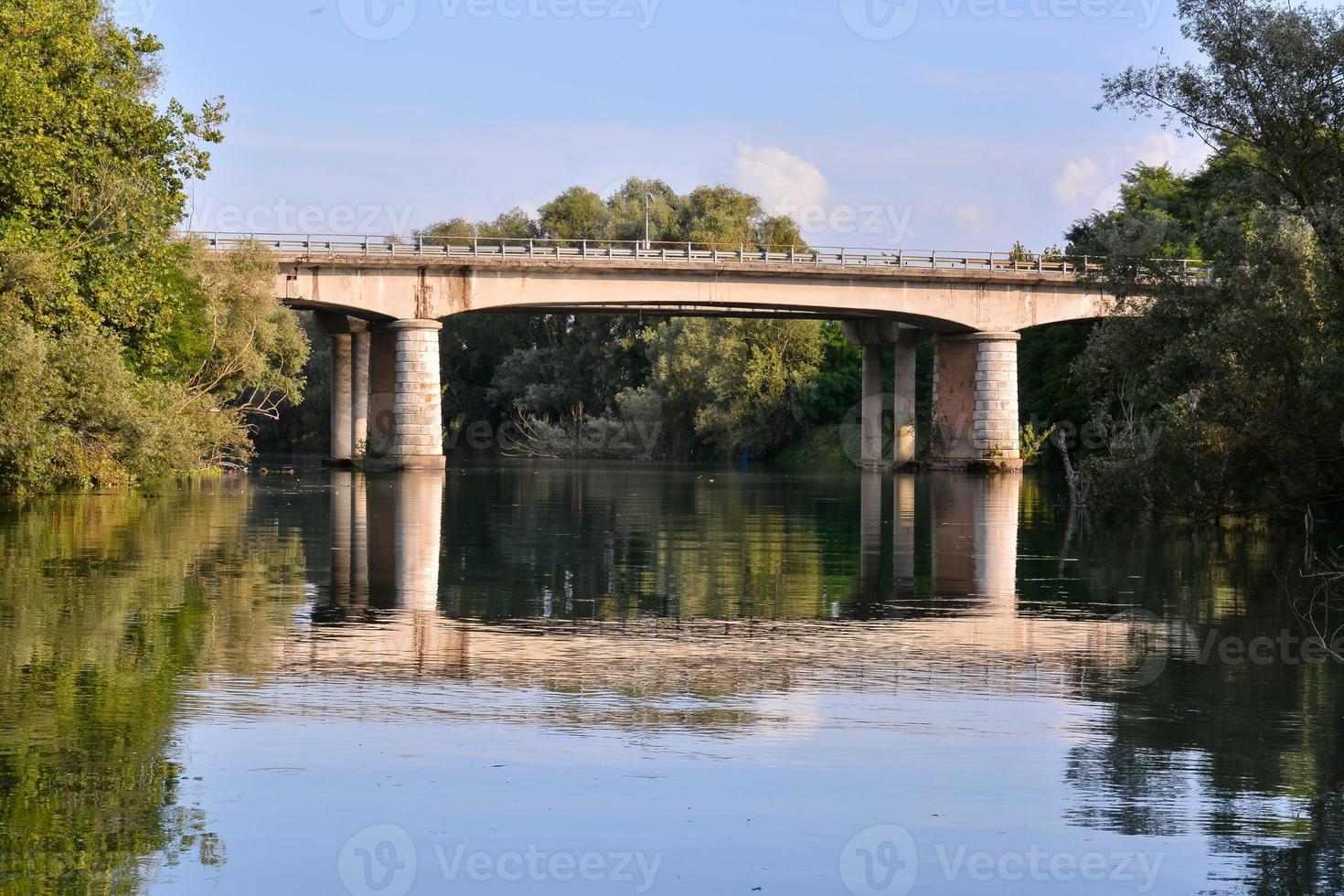 brug over de rivier foto