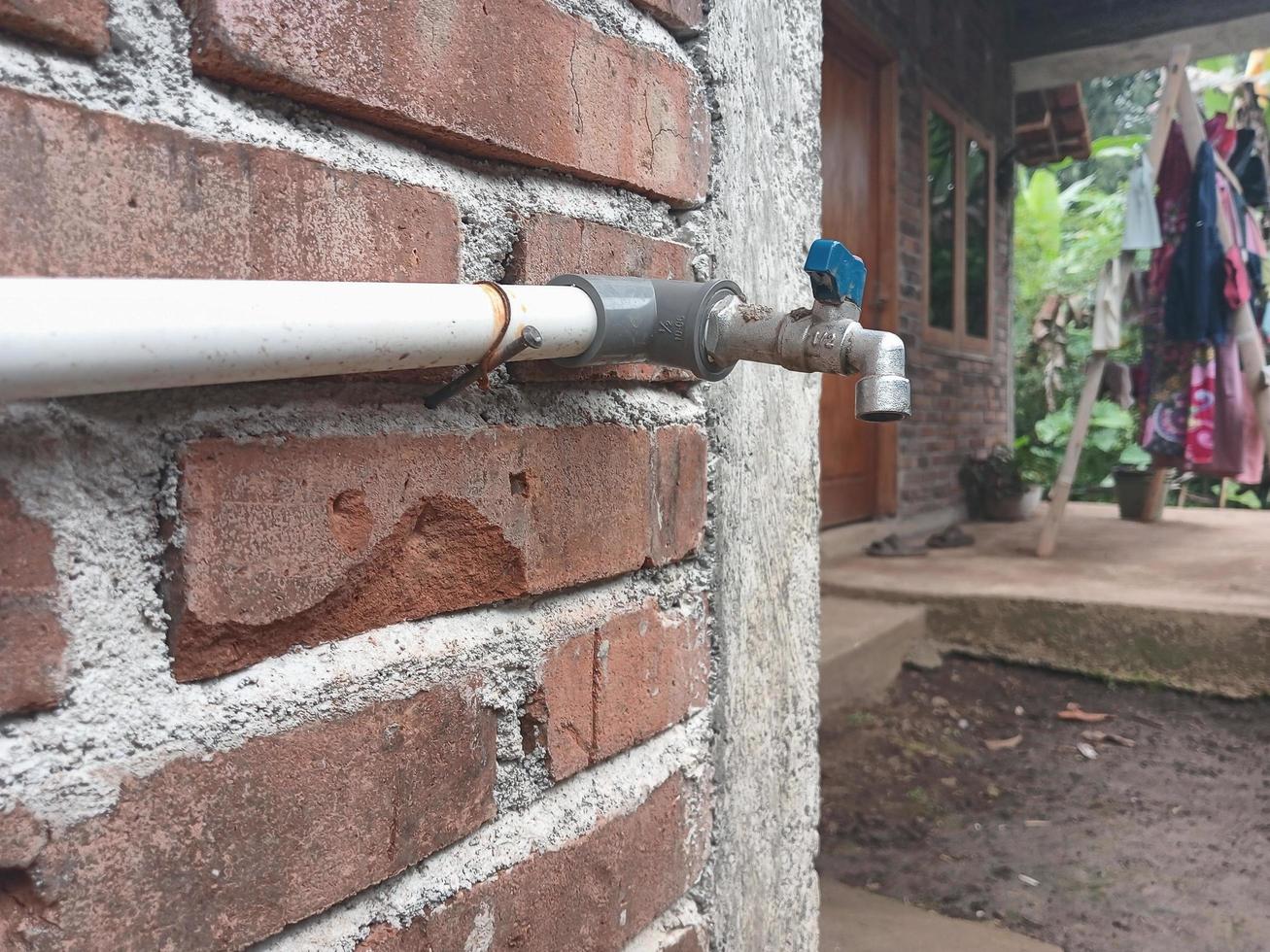 een droog klassiek douche naast de rood steen muur foto