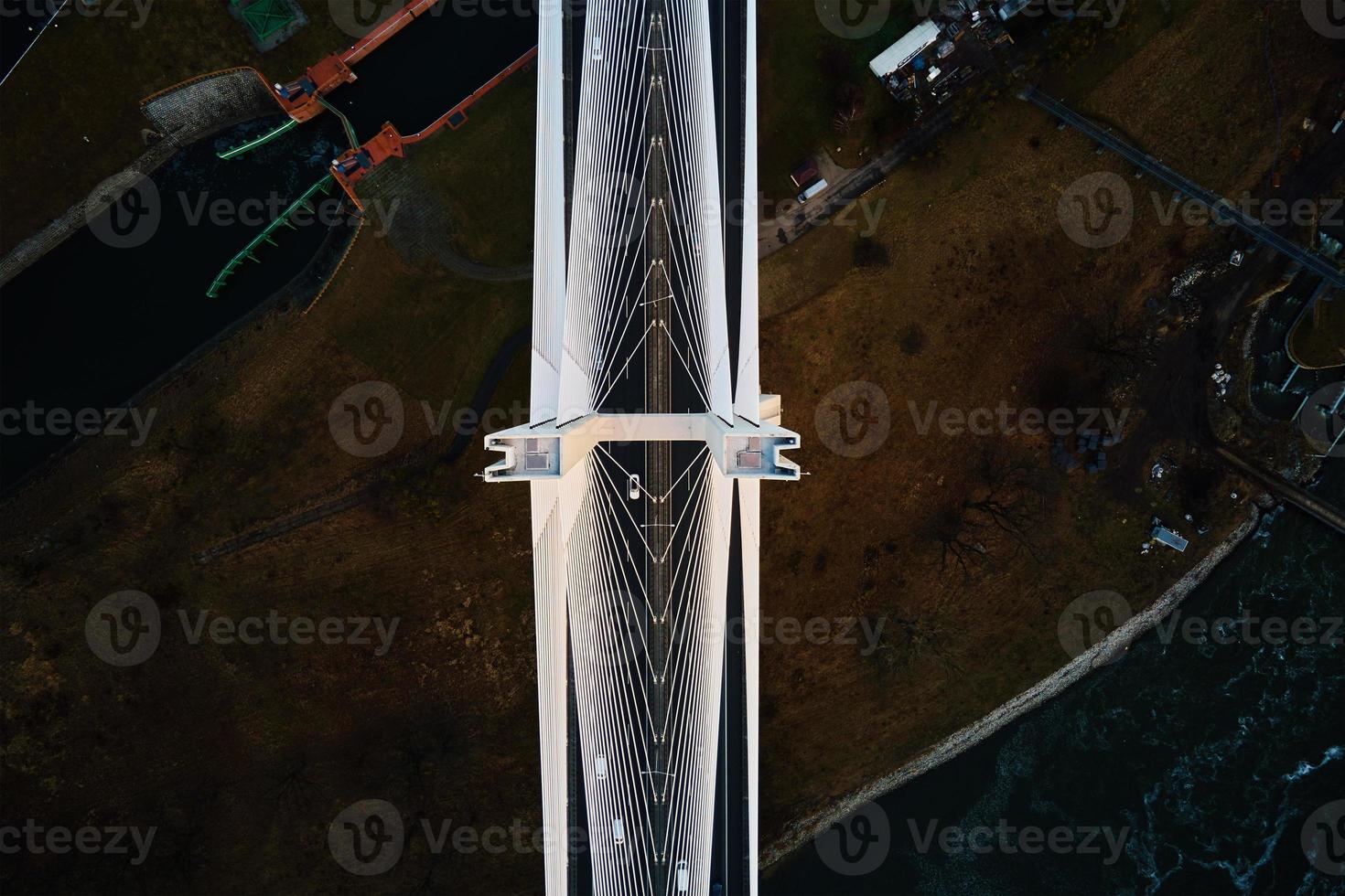 groot brug over- rivier- met auto's verkeer foto